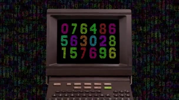 Vintage computer met nummers en code — Stockvideo