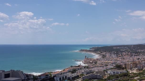 Linea costiera che mostra la città di sitges, vicino a Barcellona, Spagna — Video Stock