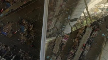 Köpüklü gaz maskeli adam deniz kenarında dans ediyor.