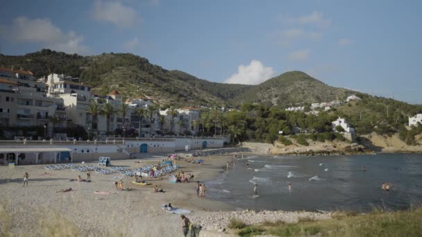 Osób na plaży, miejsc, w pobliżu Barcelony, Hiszpania — Wideo stockowe