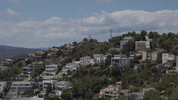 Barcelona, İspanya yakınlarındaki sitges kasabasının yamaçlarındaki evler — Stok video