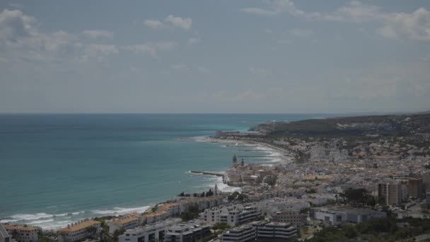 Costa que muestra la ciudad de sitges, cerca de Barcelona, España — Vídeos de Stock