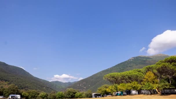 Calendário de montanhas e parque de campismo — Vídeo de Stock