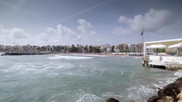 Plage et ville avec mer au premier plan, sitges, près de Barcelone, Espagne — Video