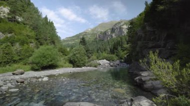 Bulutlar Monte Pedido Dağları 'ndan ve nehirden geçiyor