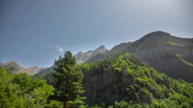Bulutlar Monte Pedido dağlarının üzerinden geçiyor