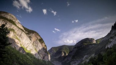 Bulutlar Monte Pedido dağlarının üzerinden geçiyor