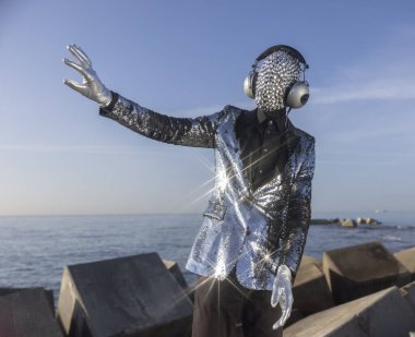 Parlak yüzlü ve kulaklıklı disko adamı.