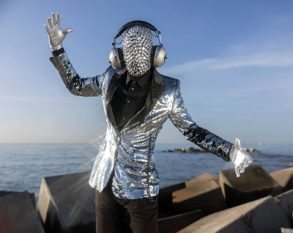 Містер диско чоловік з блискучим обличчям і навушниками — стокове фото