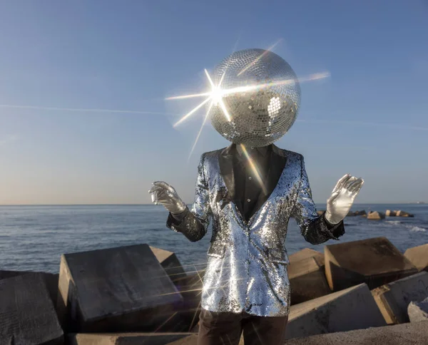 Mr bola disco bailando junto al océano — Foto de Stock