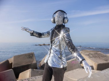 Parlak yüzlü ve kulaklıklı disko adamı.