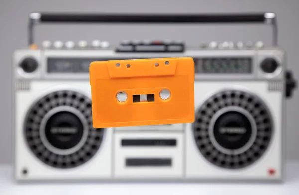 Een blauwe cassette met magneetband op de vloer — Stockfoto