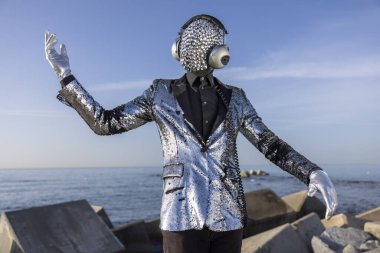 Parlak yüzlü ve kulaklıklı disko adamı.