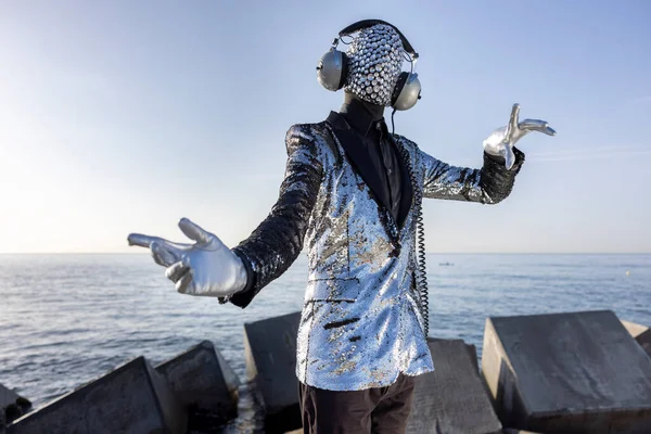 Sr. disco homem com rosto brilhante e fones de ouvido — Fotografia de Stock