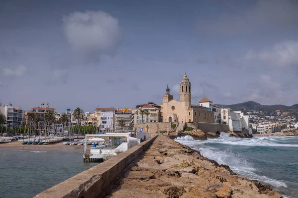 Muro del mar y ciudad, sitges, cerca de Barcelona, España — Foto de Stock