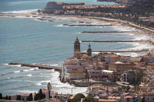 Kustlinje som visar staden Sitges, nära Barcelona, Spanien — Stockfoto