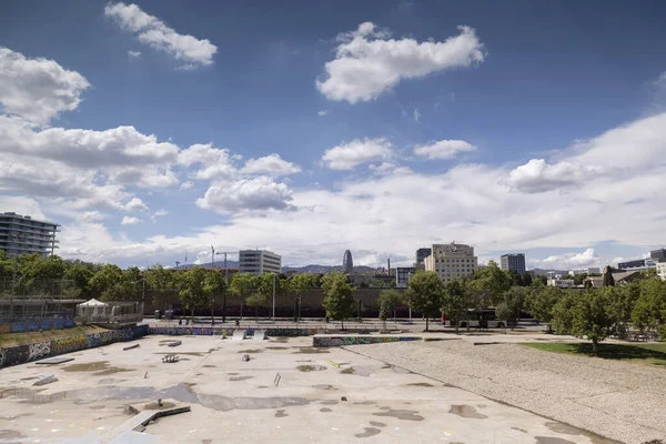 Skate park en milieu urbain — Photo