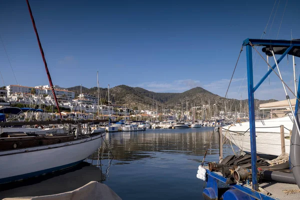 Båtar i hamnen i Stiges, nära Barcelona, Spanien — Stockfoto