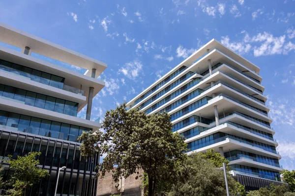 Nubes moviéndose sobre modernos edificios de oficinas —  Fotos de Stock