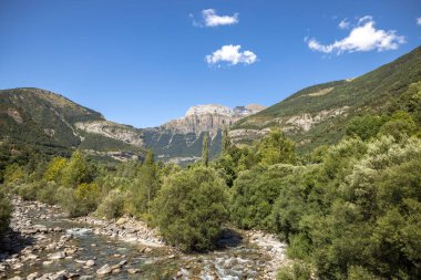 Bulutlar Monte Pedido Dağları 'ndan ve nehirden geçiyor