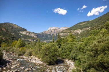 Bulutlar Monte Pedido Dağları 'ndan ve nehirden geçiyor