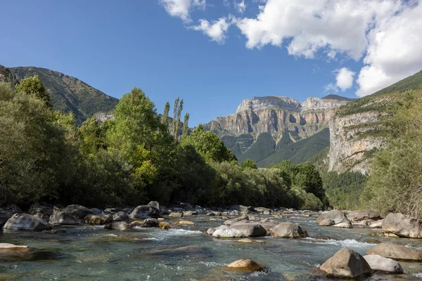 Moln som passerar över Monte pedido berg och flod — Stockfoto