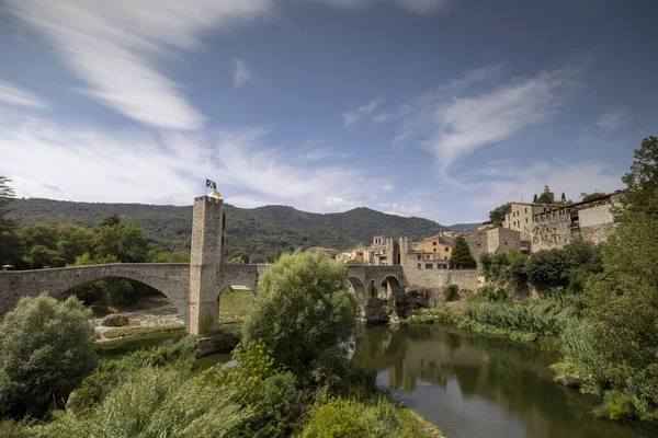 A ponte e o rio Fluvia em Besalu, Girona, Catalunha, Espanha — Fotografia de Stock