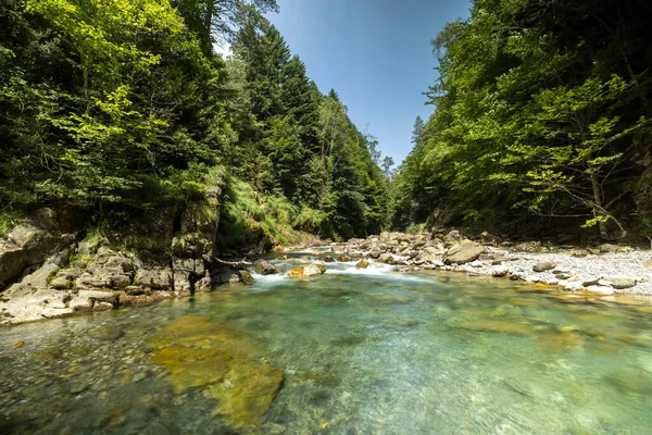 Хмари, що проходять через гори та річку — стокове фото