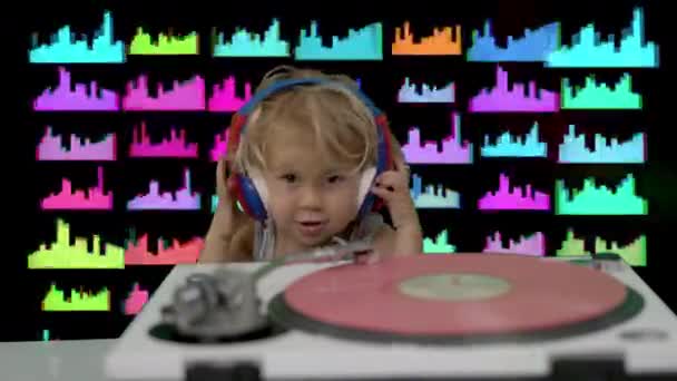 Bebé niña dj con tocadiscos — Vídeos de Stock