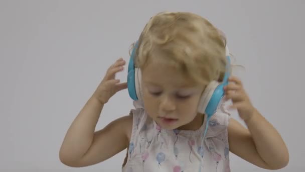 赤ちゃん女の子djとともにヘッドフォン — ストック動画