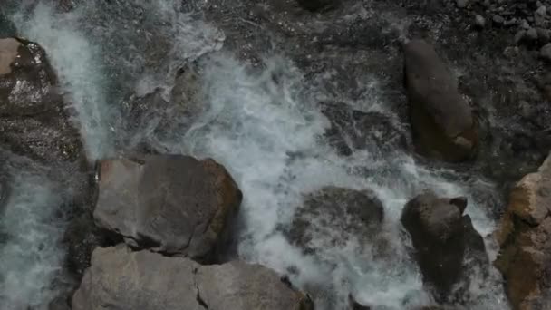 Rivière coulant avec des rochers — Video