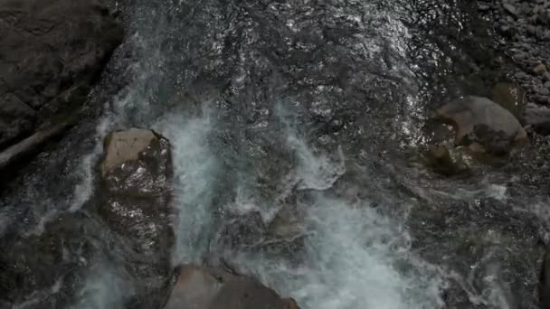 Tekoucí řeka s kameny — Stock video