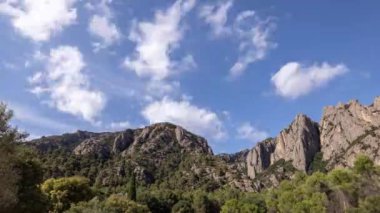 Barselona 'da Montserrat' ın üzerinden geçen bulutlar.