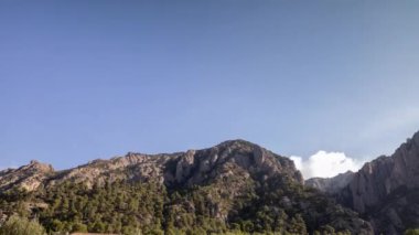 Barselona 'da Montserrat' ın üzerinden geçen bulutlar.