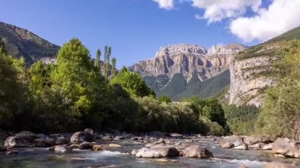 Lopable timelapse of clouds passing over monte pedido mountains — Stock video