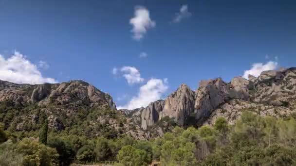 Schiefe Zeitspanne von Wolken, die über den Montserrat in Barcelona ziehen — Stockvideo