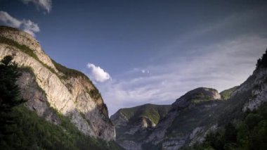Monte Pedido Dağları 'ndan geçen bulutların döngüsel zaman çizelgesi
