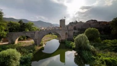 Besalu, Girona, Katalonya, İspanya 'daki nehir ve köprü.