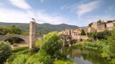 Besalu, Girona, Katalonya, İspanya 'daki nehir ve köprü.