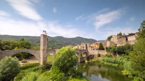 Le pont et la rivière Fluvia à Besalu, Gérone, Catalogne, Espagne — Video