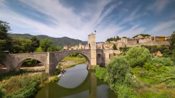 Most a řeka Fluvia v Besalu, Girona, Katalánsko, Španělsko — Stock video