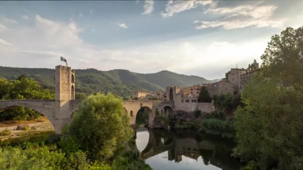 A ponte e o rio Fluvia em Besalu, Girona, Catalunha, Espanha — Vídeo de Stock