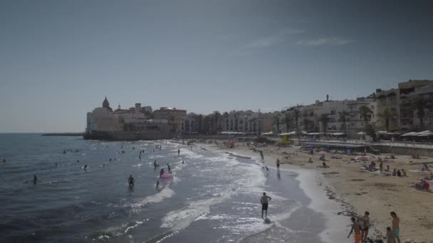 Osób na plaży, miejsc, w pobliżu Barcelony, Hiszpania — Wideo stockowe