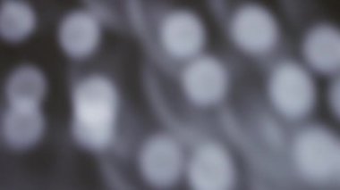 Disko ışıkları bir duvara yansıyor