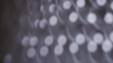 yumuşak ve yavaş hareket eden bir diskotopunun duvardaki yansıması