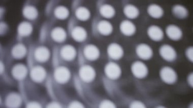 yumuşak ve yavaş hareket eden bir diskotopunun duvardaki yansıması