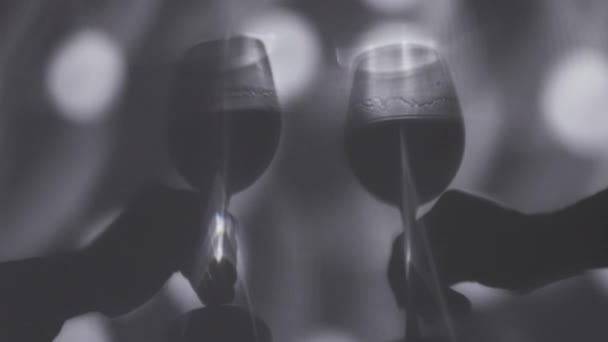 Şarap kadehlerini tutan ellerin gölgesi — Stok video