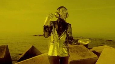 Parlak yüzlü ve kulaklıklı disko adamı.