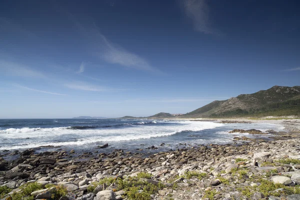 Lenyűgöző kavicsos strand Galíciában, Spanyolország — Stock Fotó