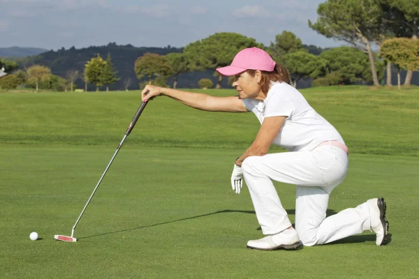 Gyönyörű magas rangú női golf-lejátszó — Stock Fotó
